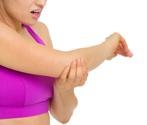 肘の痛みを持つ女性へのクローズ アップ — ストック写真