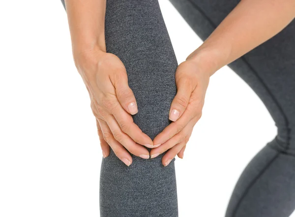Gros plan sur une femme souffrant de douleurs au genou — Photo