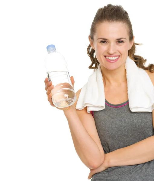 Sonriente mujer joven fitness con toalla y botella de agua — Foto de Stock