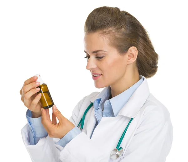 Doctor woman looking on medicine bottle — Stock Photo, Image