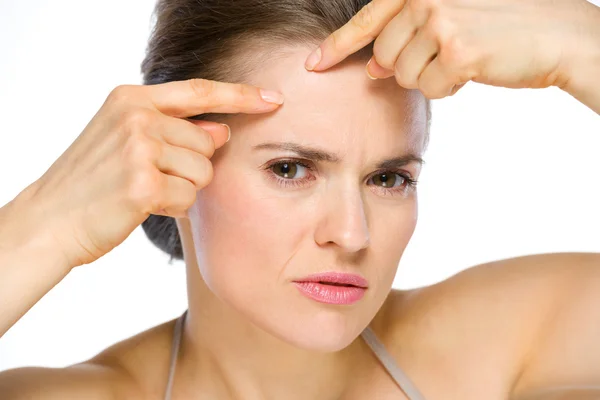 Portrait de beauté de jeune femme serrant l'acné Photos De Stock Libres De Droits