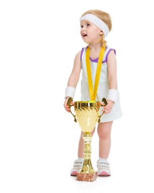 Tenis elbiseleri madalya ve kupa ile mutlu bebek