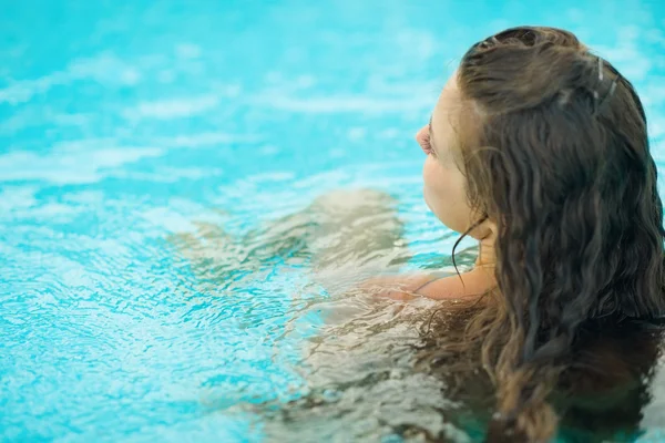 Giovane donna seduta in piscina — Foto Stock