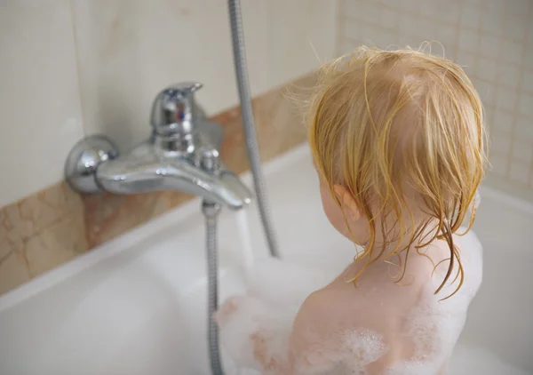 Babywäsche in schäumender Badewanne — Stockfoto