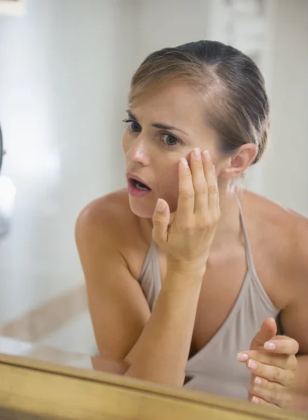 Mujer joven preocupada en el baño comprobar la condición de la piel — Foto de Stock