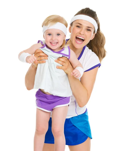 Портрет усміхненої матері і дитини в тенісному одязі — стокове фото