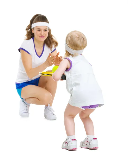 Anne ve bebek tenis oynamaya Tenis elbiseleri — Stok fotoğraf