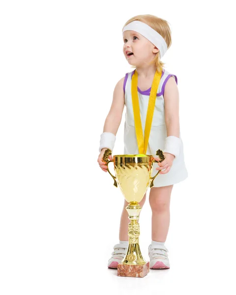 Glückliches Baby in Tenniskleidung mit Medaille und Pokal — Stockfoto