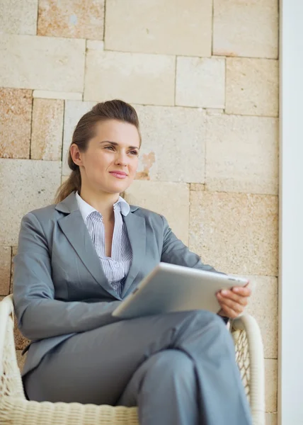 Mulher de negócios atenciosa com tablet pc sentado no terraço — Fotografia de Stock