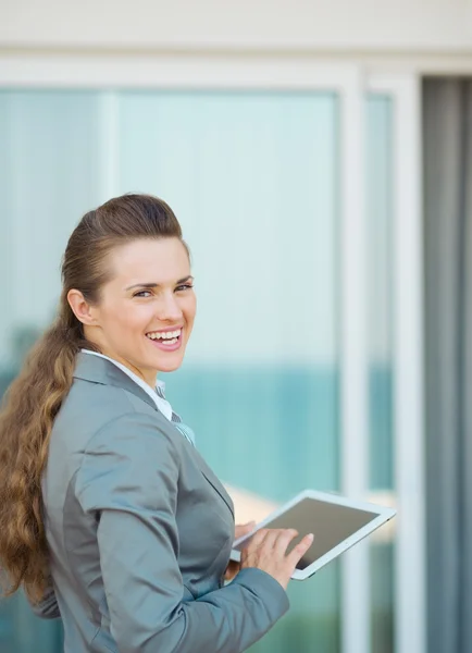 Счастливая деловая женщина с планшетным ПК на террасе — стоковое фото