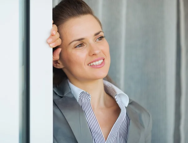 Мечтательная деловая женщина у окна — стоковое фото