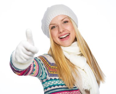mutlu genç kadın başparmak gösterilen kış elbiseleri