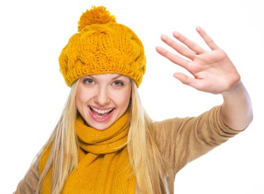 mutlu genç kadın şapka ve atkı tebrik