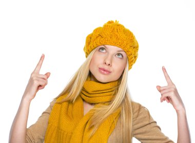 şapka ve atkı kopya alanı üzerinde yukarıyı genç kadın