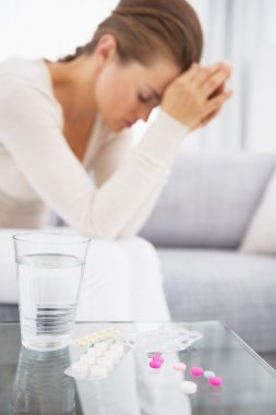 tatlı tıp tablo ve duygu kötü genç kadın arkada