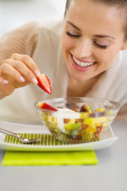 mutlu genç ev hanımı meyve salatası dekorasyon
