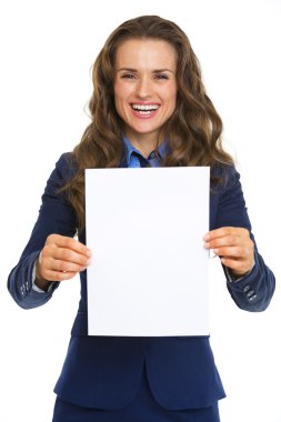 boş kağıt sayfası gösteren gülümseyen iş kadını
