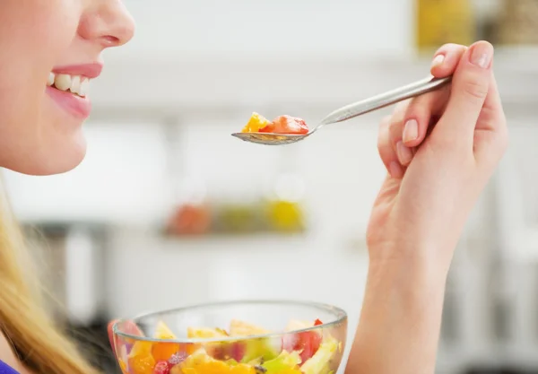 Primo piano sulla giovane donna felice mangiare macedonia di frutta — Foto Stock