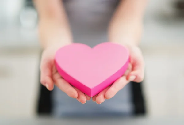 Primer plano en el corazón en la mano de la mujer joven —  Fotos de Stock