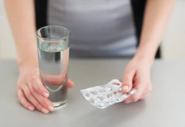 Nahaufnahme auf Tabletten in der Hand einer jungen Frau — Stockfoto