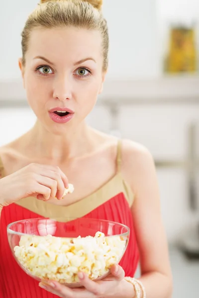 ポップコーンを食べる若い女性の肖像画 — ストック写真