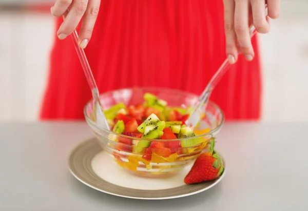 Close-up em jovem mulher misturando salada de frutas frescas — Fotografia de Stock