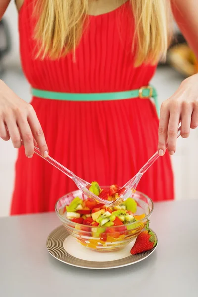 Tatlı genç kadını taze meyve salatası karıştırma — Stok fotoğraf