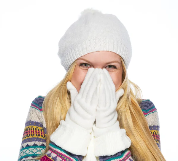 Felice giovane donna in abiti invernali sorridente — Foto Stock