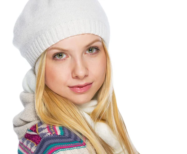 Πορτραίτο νεαρής γυναίκας στο χειμωνιάτικα ρούχα — Φωτογραφία Αρχείου