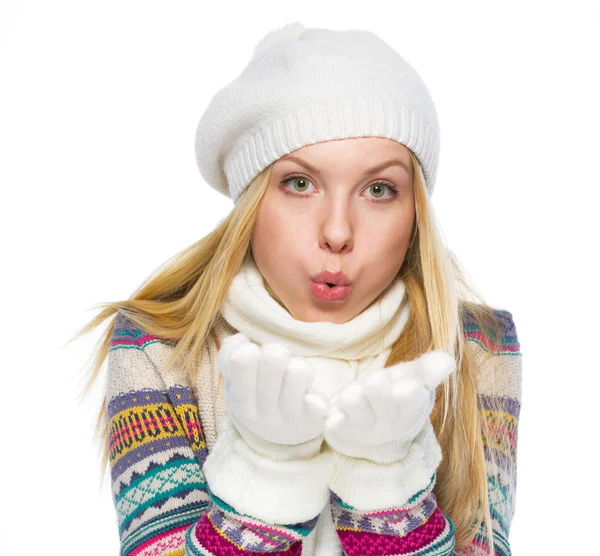 Adolescente chica en invierno ropa soplando nieve de las manos — Foto de Stock