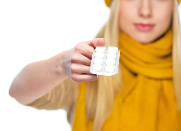 El primer plano en el paquete de pastillas en la mano de la mujer joven en sombrero y bufanda —  Fotos de Stock