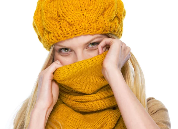Ung kvinna gömmer sig i halsduk — Stockfoto
