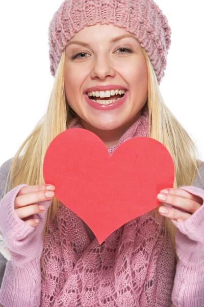 Usmívající se dospívající dívka v zimní čepici a šálu, ukazující srdce shap — Stock fotografie