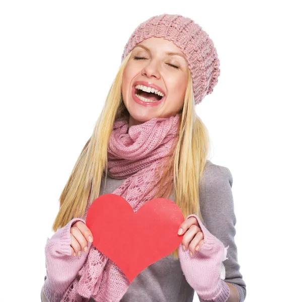 Menina adolescente feliz no chapéu de inverno e cachecol com po em forma de coração — Fotografia de Stock