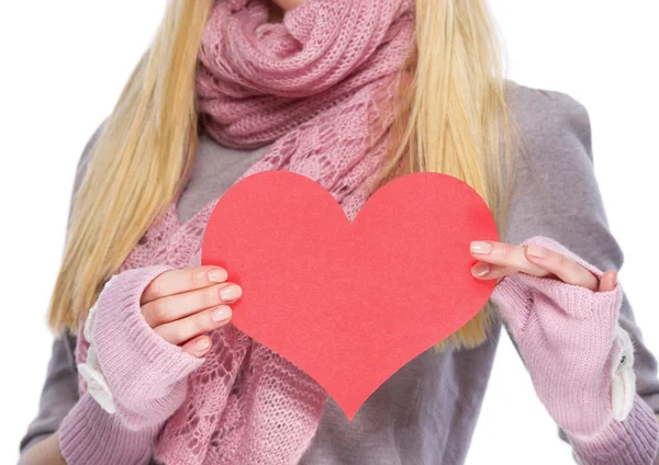 Close-up op hartvormige briefkaart in hand van tiener meisje in win — Stockfoto