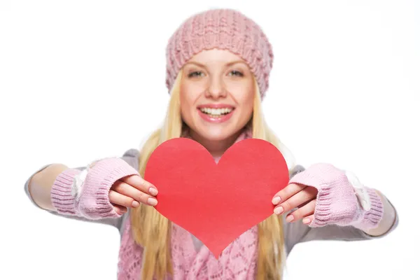 Primer plano en la postal en forma de corazón en la mano de la chica adolescente en ganar — Foto de Stock