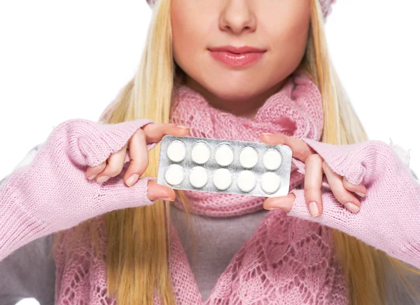 Primer plano en pastillas paquete en la mano de la chica adolescente en guantes de invierno — Foto de Stock