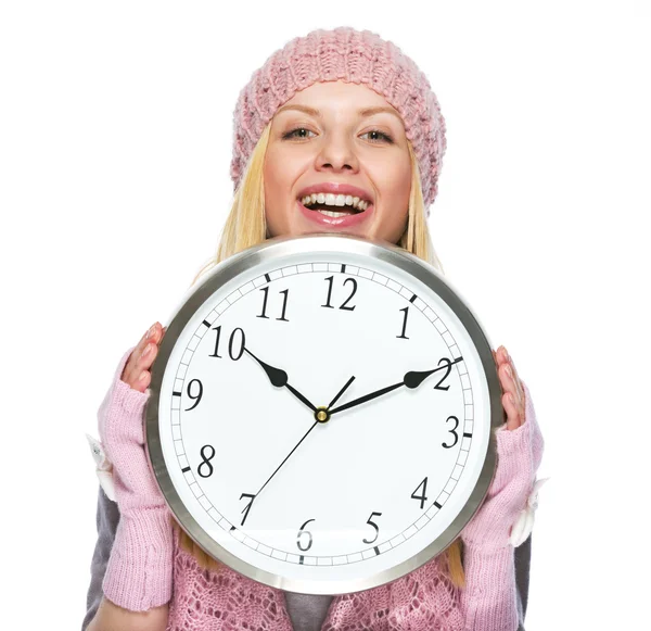 Sonriente adolescente en sombrero de invierno y bufanda escondido mirando hacia fuera —  Fotos de Stock