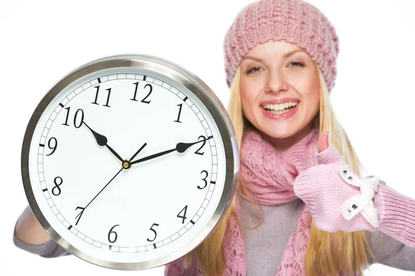 Fröhliches Teenager-Mädchen in Wintermütze und Schal mit Uhr und — Stockfoto