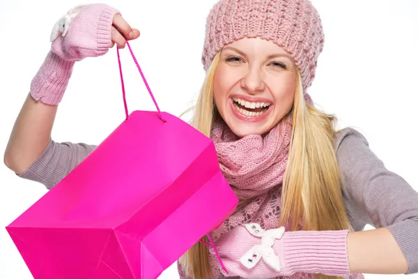 Retrato de una adolescente sonriente en sombrero de invierno y bufanda openin — Foto de Stock