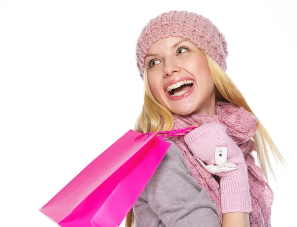 Ragazza sorridente adolescente in cappello invernale e sciarpa con shopping bag — Foto Stock