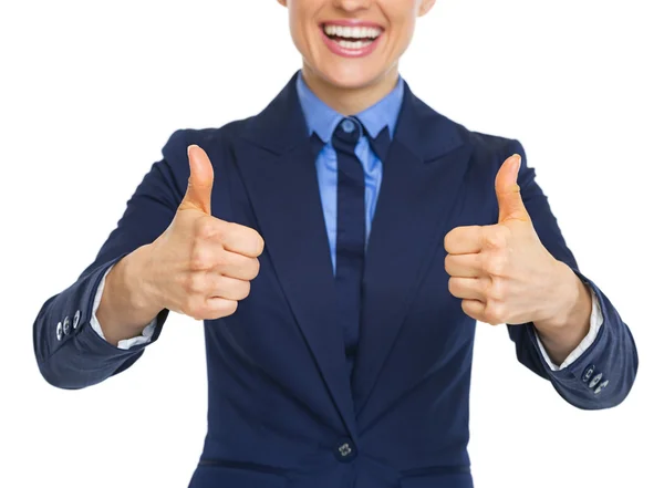 Primer plano en la sonriente mujer de negocios mostrando los pulgares hacia arriba — Foto de Stock