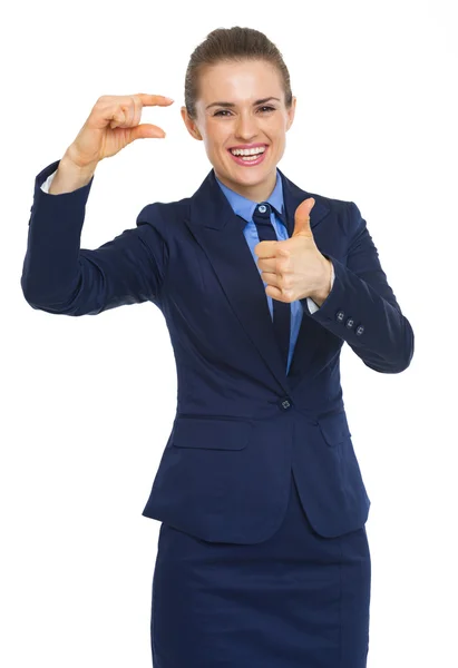 Mujer de negocios feliz mostrando pequeños riesgos gesto y pulgares hacia arriba — Foto de Stock