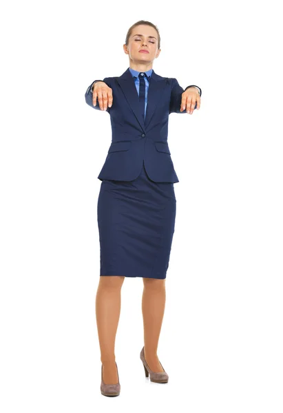 Ganzkörperporträt einer Geschäftsfrau, die wie ein Zombie läuft — Stockfoto