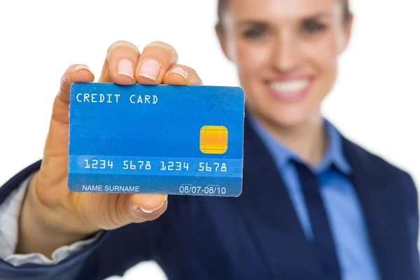 Gülümsemek gülümseyen iş kadını gösteren kredi kartı üzerinde — Stok fotoğraf