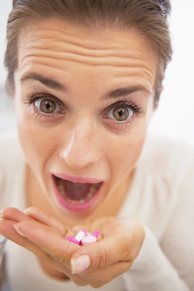 Close-up op gekke vrouw eten handvol pillen — Stockfoto