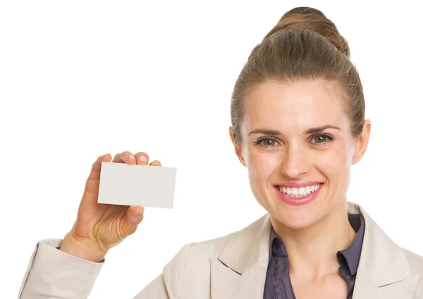 Портрет улыбающейся деловой женщины с визиткой — стоковое фото