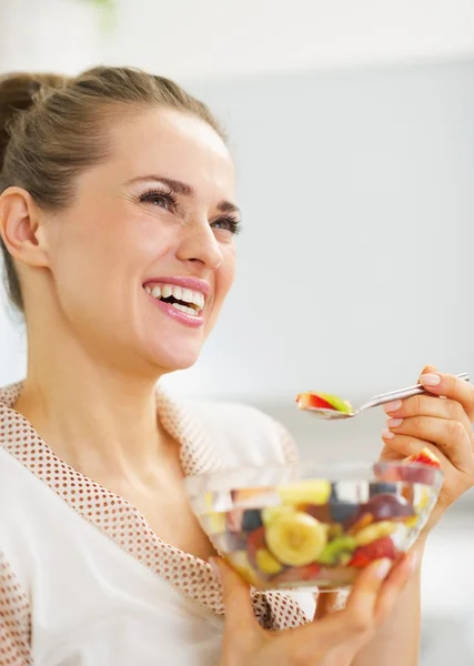 Gelukkig jonge vrouw eten vers fruit salade — Stockfoto