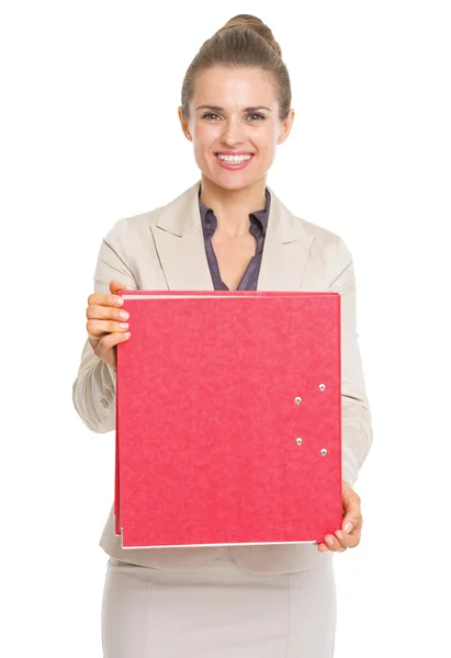 Портрет улыбающейся деловой женщины, показывающей папку — стоковое фото