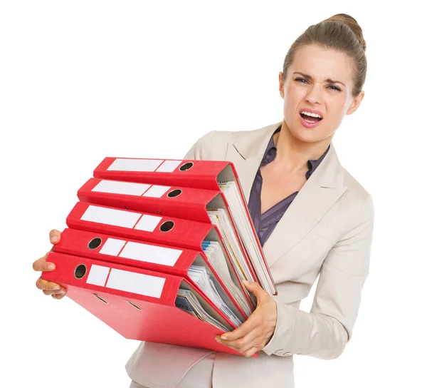 Frustrato donna d'affari in possesso di pila di cartelle — Foto Stock